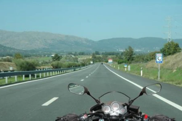 O capacete de protecção nunca deve influenciar a visão do condutor. Concorda com esta afirmação? — pergunta R3Q0036 do exame de código IMT