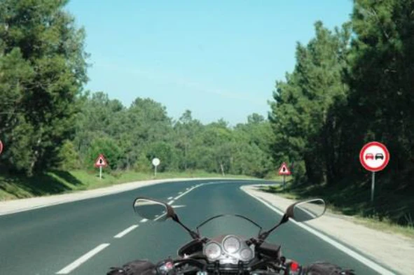 A segurança activa de um motociclo procura evitar o acidente e a segurança passiva procura reduzir as lesões que o acidente possa provocar no condutor e no passageiro. — pergunta R3Q0040 do exame de código IMT