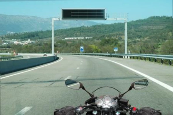 Um capacete de protecção que tenha sofrido algum impacto violento: — pergunta R3Q0042 do exame de código IMT