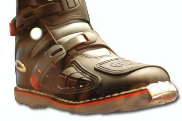 Um condutor deve utilizar botas de protecção unicamente no Inverno devido à chuva e ao frio. Concorda com esta afirmação? — pergunta R3Q0045 do exame de código IMT