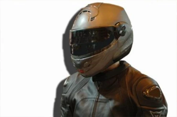 Ao circular numa auto-estrada um motociclista deve utilizar um capacete aberto porque é mais aerodinâmico. — pergunta R3Q0047 do exame de código IMT