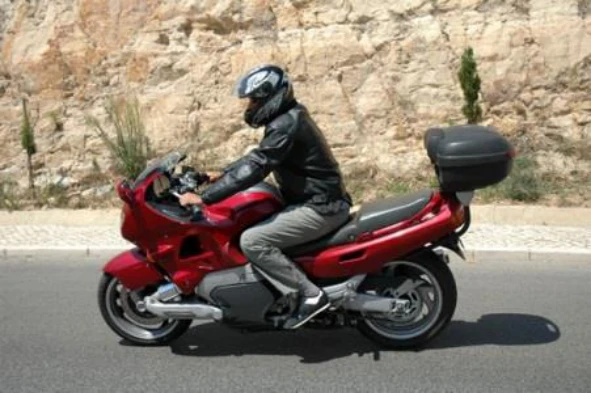 Um condutor recentemente habilitado a conduzir motociclos, antes de iniciar a condução de um motociclo diferente deve efectuar exercícios com o motociclo a pé para se habituar ao veículo? — pergunta R3Q0056 do exame de código IMT