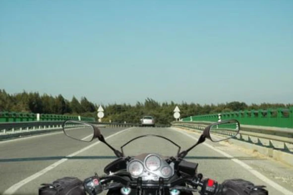 As reduzidas dimensões e a elevada velocidade de aproximação dos motociclos são dois factores que contribuem para que este tipo de veículos seja visto com grande facilidade pelos restantes utentes da via pública. — pergunta R3Q0060 do exame de código IMT