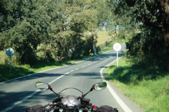 A velocidade do motociclo na via pública varia em função do traçado da via e das condições do trânsito. — pergunta R3Q0070 do exame de código IMT