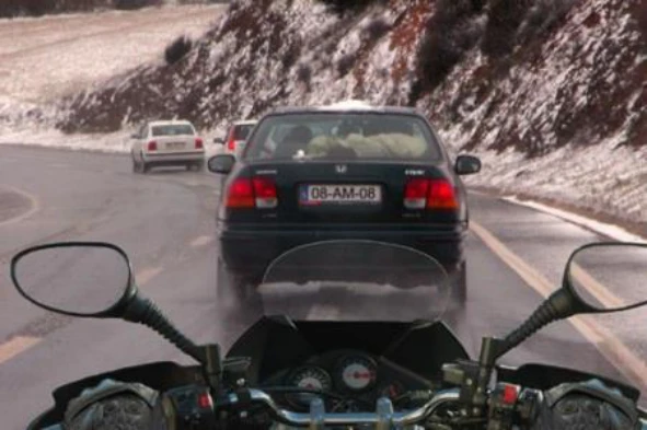 O condutor de um motociclo deve saber que ao circular com o piso molhado ou escorregadio a distância de travagem diminui. Concorda com a afirmação? — pergunta R3Q0071 do exame de código IMT