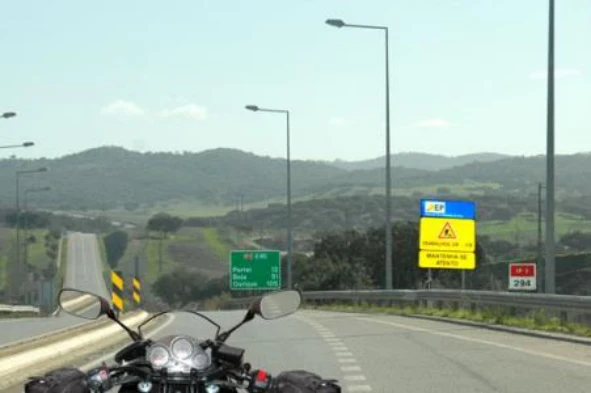 O sinal de fundo verde permite-me afirmar que estou a circular numa auto-estrada. — pergunta R3Q0073 do exame de código IMT