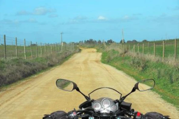 Caminho é uma via de trânsito que não está sujeita às regras do Código da Estrada. — pergunta R3Q0076 do exame de código IMT