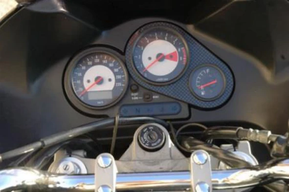 Durante a condução e em relação ao painel de instrumentos, o condutor de um motociclo deve: — pergunta R3Q0077 do exame de código IMT