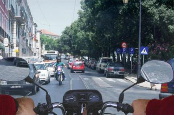 O condutor do motociclo que transita em sentido oposto circula correctamente? — pergunta R3Q0084 do exame de código IMT