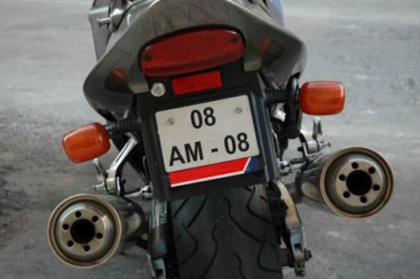 Os motociclos devem circular com as luzes de presença à retaguarda acesas? — pergunta R3Q0085 do exame de código IMT