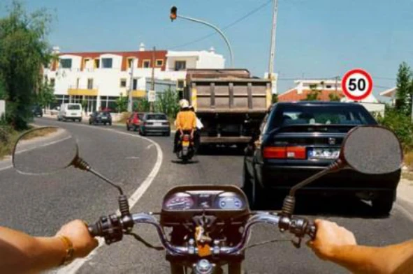 Nesta situação, o condutor do ciclomotor que circula mais à frente comporta-se correctamente? — pergunta R3Q0088 do exame de código IMT