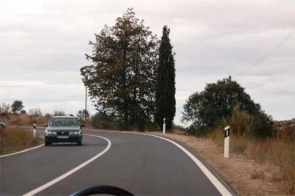 Conduzo um automóvel ligeiro de mercadorias sem reboque, numa estrada nacional fora duma localidade, pelo que a velocidade máxima a que posso circular é: — pergunta R4Q0023 do exame de código IMT