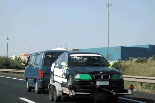 Qual a velocidade máxima a que este automóvel ligeiro de passageiros com reboque, pode transitar nas vias reservadas a automóveis e motociclos? — pergunta R4Q0026 do exame de código IMT