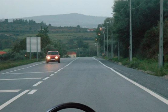 Devo saber que a luz de cruzamento se destina a iluminar a via para a frente do veículo numa distância até: — pergunta R4Q0028 do exame de código IMT