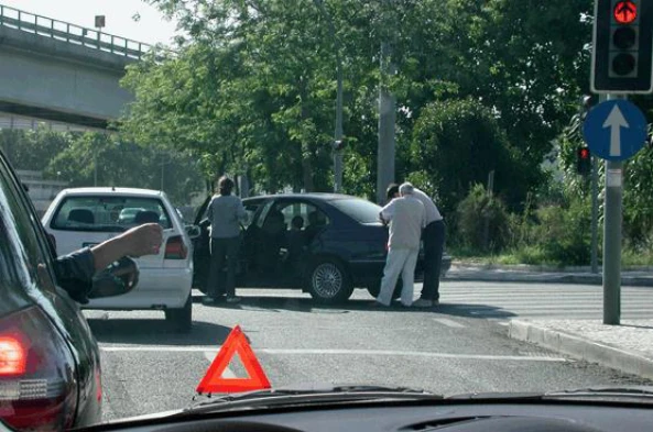 O triângulo de pré-sinalização deve ser visível, a pelo menos: — pergunta R4Q0030 do exame de código IMT