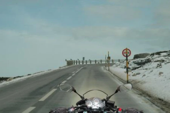 As luzes de estrada de um motociclo iluminam para a frente numa distância não inferior a: — pergunta R4Q0031 do exame de código IMT