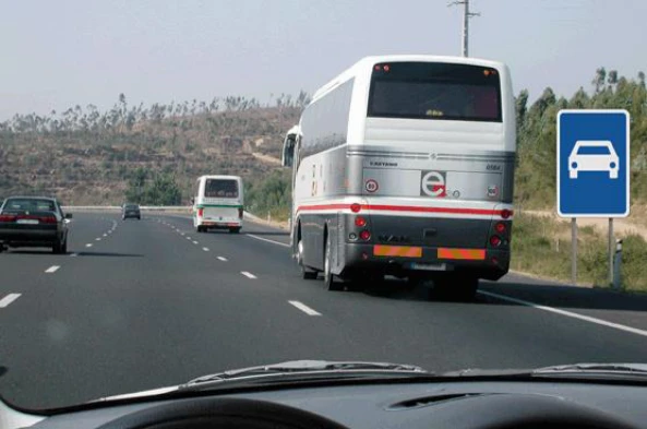 Nesta via, a que velocidade pode transitar o automóvel pesado de passageiros? — pergunta R4Q0036 do exame de código IMT