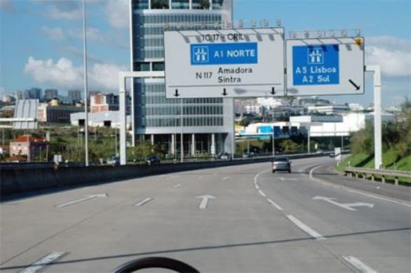 Circulo com um automóvel ligeiros de passageiros sem reboque, numa via reservada a automóveis e motociclos. Qual a velocidade máxima a que posso transitar? — pergunta R4Q0048 do exame de código IMT