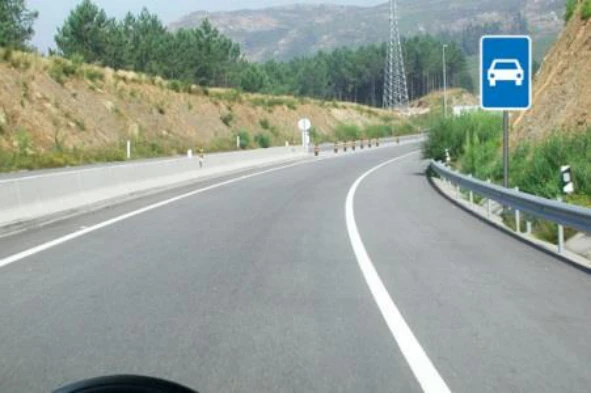 Qual a velocidade máxima permitida para a via de trânsito em que vou entrar? — pergunta R4Q0049 do exame de código IMT