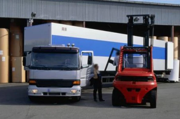 A largura máxima de um veículo equipado com caixa frigorífica para transporte de mercadorias, é: — pergunta R4Q0074 do exame de código IMT