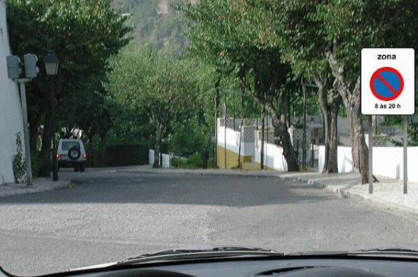 O sinal indica que nesta zona o estacionamento é permitido das: — pergunta R4Q0079 do exame de código IMT
