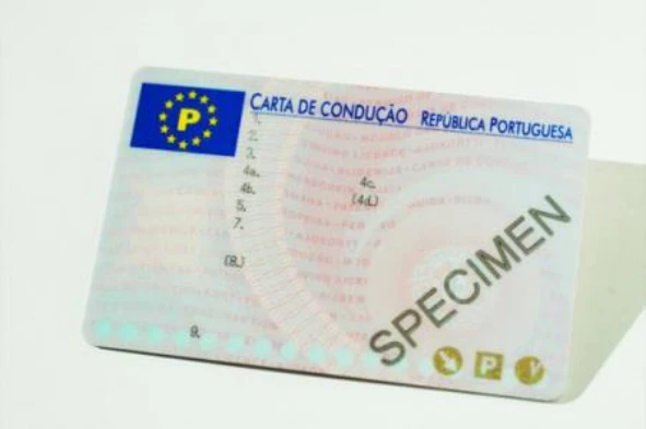 Um candidato a condutor deve saber que a carta de condução obtida para conduzir automóveis ligeiros tem um carácter provisório por um período de: — pergunta R4Q0087 do exame de código IMT
