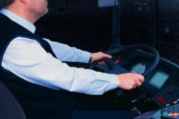 O peso bruto máximo legalmente admitido para um autocarro articulado de 4 eixos, é: — pergunta R4Q0094 do exame de código IMT