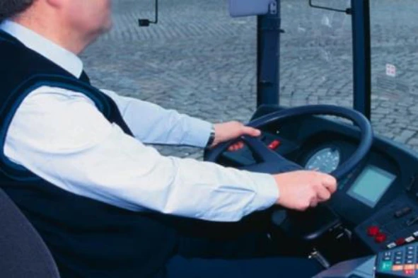 O peso bruto máximo legalmente admitido para um autocarro articulado de 5 eixos, é: — pergunta R4Q0095 do exame de código IMT