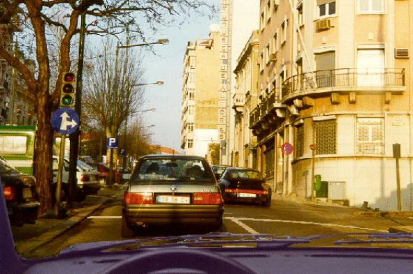 Conduzo um automóvel ligeiro de passageiros dentro duma localidade. Qual a velocidade máxima legalmente permitida? — pergunta R4Q0104 do exame de código IMT