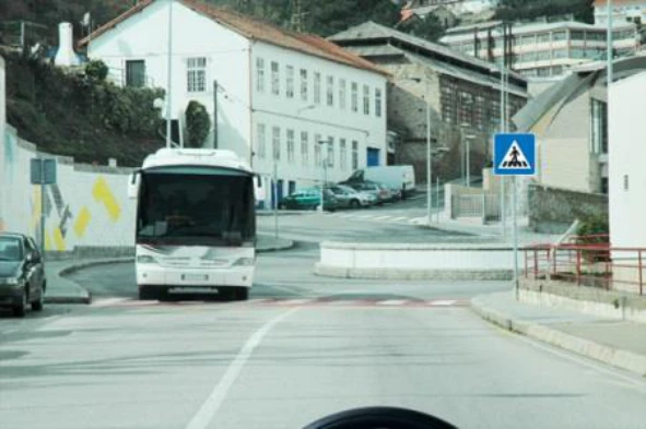 Ao circular nesta localidade, qual a velocidade máxima permitida para um automóvel pesado de passageiros com reboque? — pergunta R4Q0110 do exame de código IMT