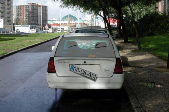 Considera-se estacionamento abusivo, o estacionamento de um veículo que apresente sinais evidentes de abandono por tempo superior a: — pergunta R4Q0117 do exame de código IMT