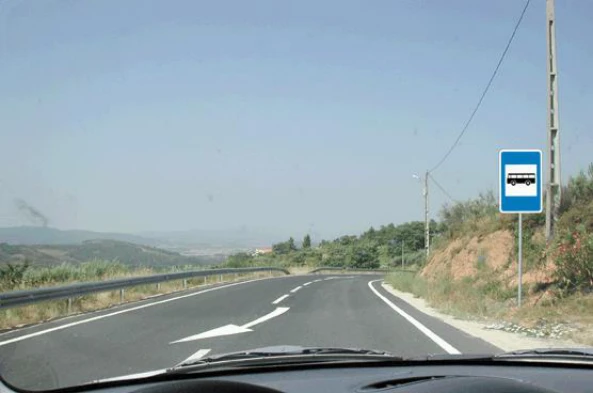 Perante o local indicado pelo sinal, não posso estacionar a menos de: — pergunta R4Q0119 do exame de código IMT