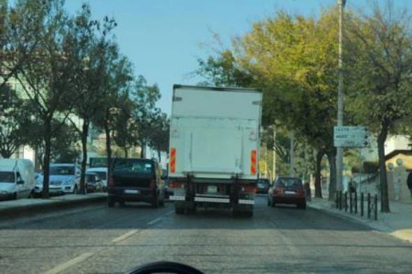 A velocidade máxima permitida para os automóveis pesados de mercadorias sem reboque é de: — pergunta R4Q0121 do exame de código IMT