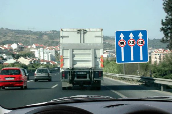 Trânsito em auto-estrada, Qual a velocidade mínima a que pode circular o veículo pesado que vai à minha frente? — pergunta R4Q0122 do exame de código IMT