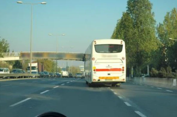 Transitando numa localidade, qual é o limite máximo de velocidade para o automóvel pesado de passageiros sem reboque que circula à minha frente? — pergunta R4Q0126 do exame de código IMT