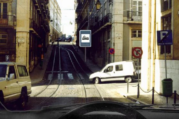 A distância mínima permitida para parar ou estacionar para trás da paragem de eléctricos é de: — pergunta R4Q0130 do exame de código IMT