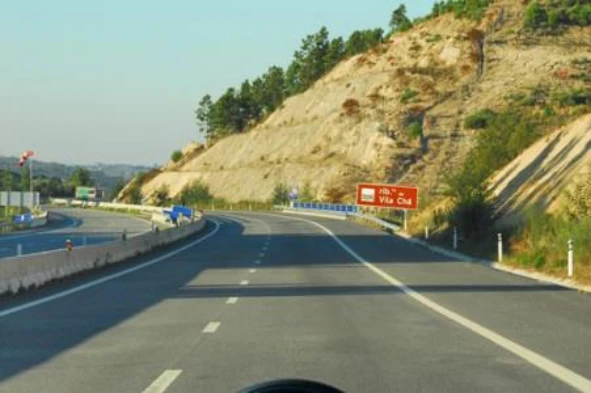 Nas auto-estradas só podem circular veículos cujas características lhes permitam atingir uma velocidade em patamar superior a: — pergunta R4Q0135 do exame de código IMT