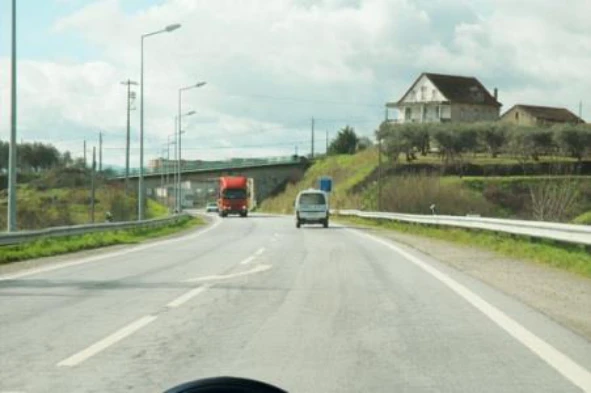 Qual é a velocidade máxima permitida nesta via não urbana? — pergunta R4Q0140 do exame de código IMT