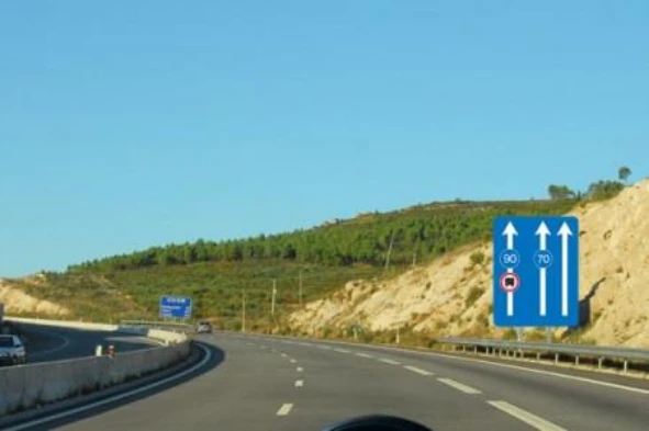 Qual a velocidade mínima a que devo circular na via de trânsito em que me encontro? — pergunta R4Q0145 do exame de código IMT