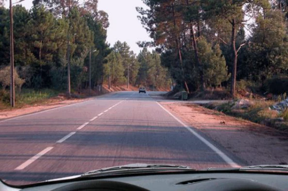 A que velocidade máxima pode transitar, fora da localidade, um automóvel ligeiro de mercadorias com reboque? — pergunta R4Q0149 do exame de código IMT