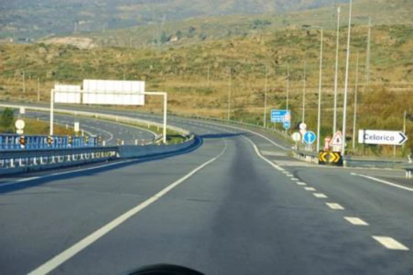 Nas auto-estradas, a velocidade máxima autorizada é de: — pergunta R4Q0151 do exame de código IMT