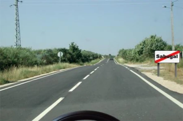 Conduzo um automóvel ligeiro de passageiros com reboque. Após o sinal vertical, não posso circular a uma velocidade superior a: — pergunta R4Q0155 do exame de código IMT
