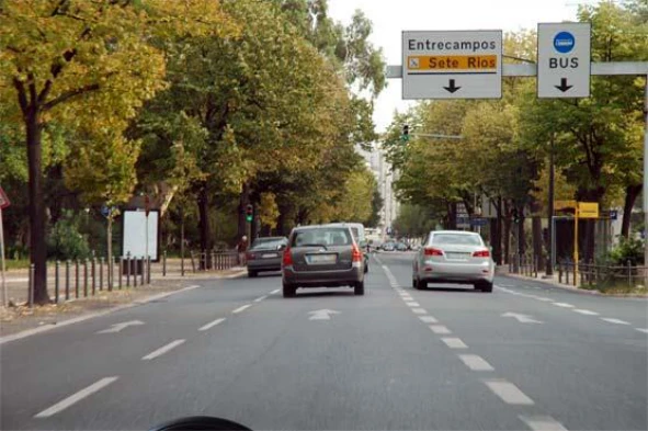 Ao circular numa localidade com um automóvel ligeiro, não posso exceder a velocidade máxima de: — pergunta R4Q0156 do exame de código IMT