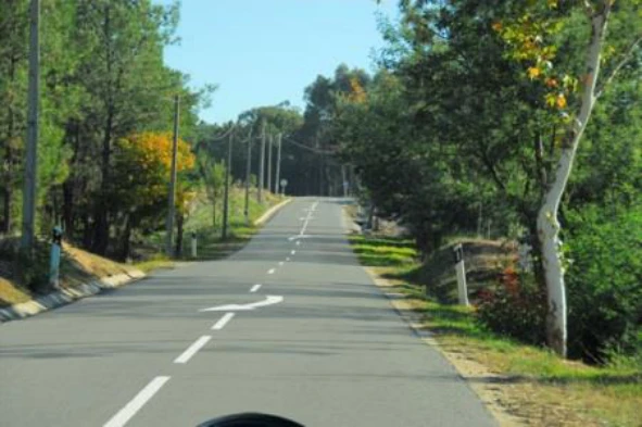 Neste local, os automóveis pesados de passageiros sem reboque não podem circular a velocidade superior a: — pergunta R4Q0157 do exame de código IMT