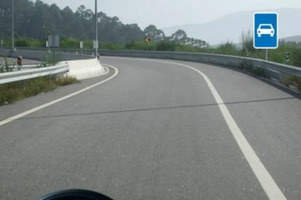 Ao entrar nesta via pública com um automóvel ligeiro de passageiros, com reboque, devo saber que não posso exceder a velocidade máxima de: — pergunta R4Q0158 do exame de código IMT