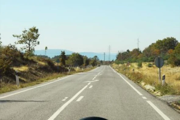 Ao circular nesta via pública, devo saber que os triciclos não podem exceder a velocidade máxima de: — pergunta R4Q0159 do exame de código IMT