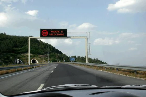 Após o sinal, o limite máximo de velocidade é de: — pergunta R4Q0160 do exame de código IMT