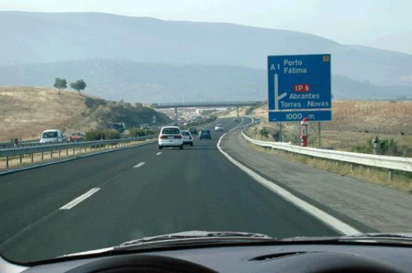Nesta via qual é a velocidade máxima permitida? — pergunta R4Q0162 do exame de código IMT