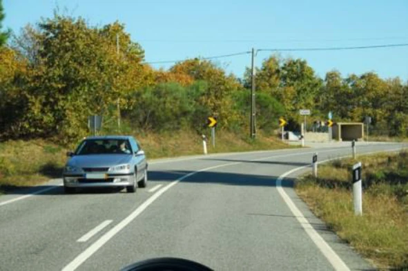 Ao circular neste local, o condutor de um automóvel ligeiro de passageiros, com reboque, não pode exceder a velocidade máxima de: — pergunta R4Q0166 do exame de código IMT