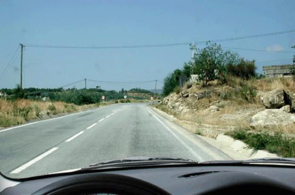 Atrás do meu veículo, circula um tractor agrícola. Qual a velocidade máxima permitida para o tractor? — pergunta R4Q0169 do exame de código IMT